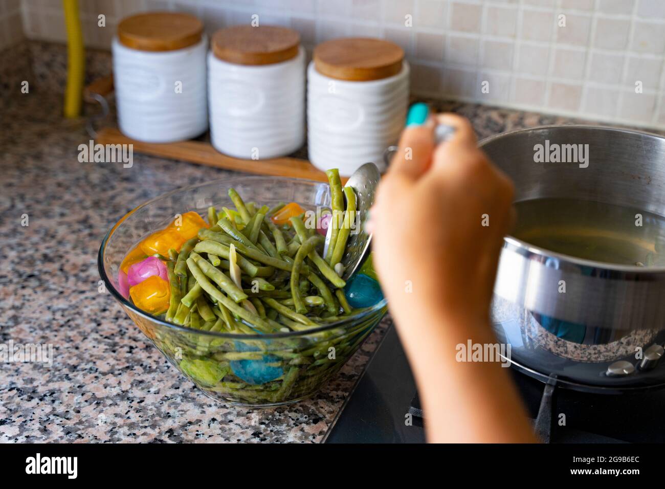 Frische Kidney Beans im Blanchierprozess mit Eiswasser Stockfoto