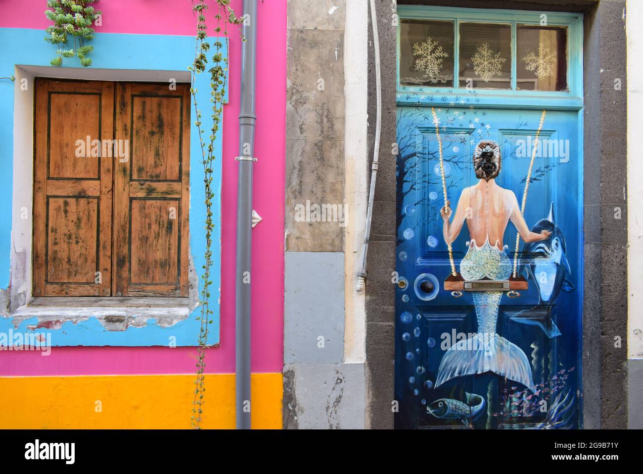 Meerjungfrau schwingt in Wassermalerei Street Art in Madeira Funchal Stockfoto