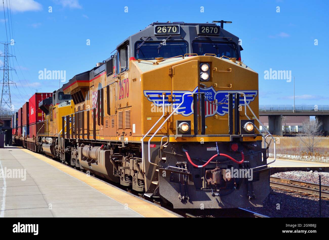 Bellwood, Illinois, USA. Ein Paar Lokomotiven der Union Pacific Railroad fahren einen intermodalen Güterzug ostwärts aus dem Eisenbahnaufzug heraus. Stockfoto