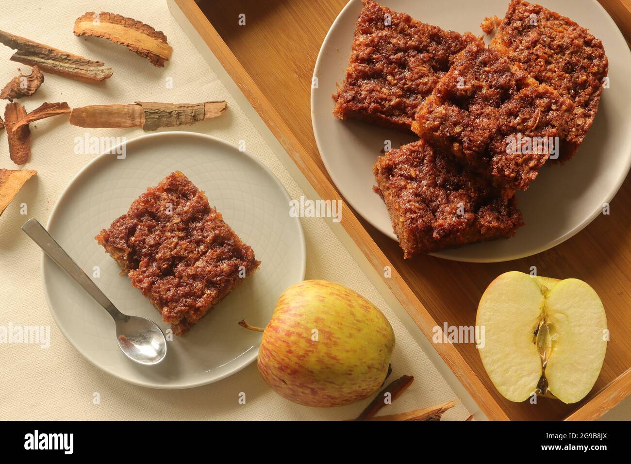 Superfeuchter Apfelkuchen mit Zimtgeschmack und einer Kruste aus Zimtbutter und braunem Zucker. Aufgenommen auf weißem Hintergrund Stockfoto