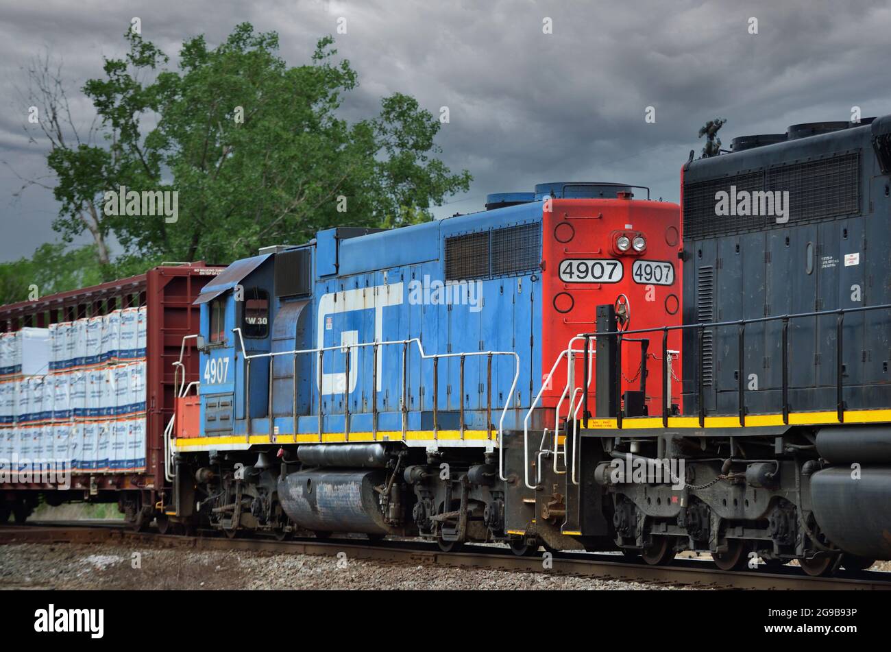 Bartlett, Illinois, USA. Mehrere Lokomotiven der Canadian National Railway führen einen manifesten Güterzug. Stockfoto