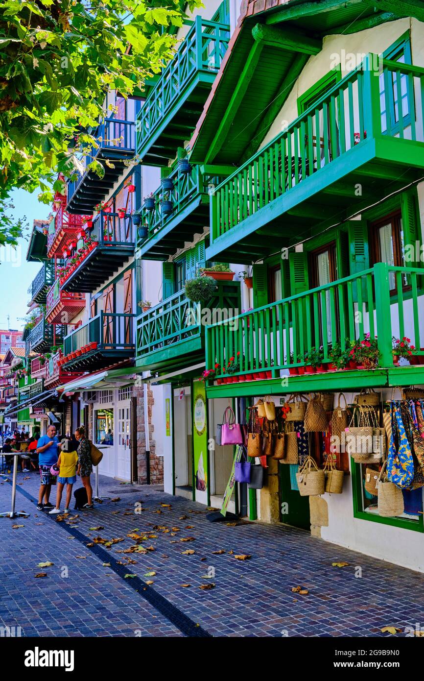 Spanien, Baskenland, Guipuscoa, Hondarribia, San Pedro Street Stockfoto