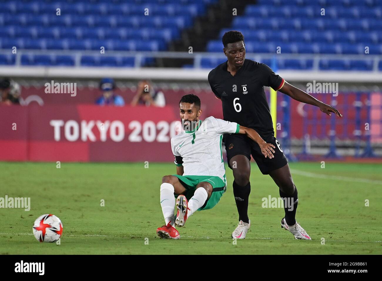 Ragnar ACHE (GER), Action, Duelle gegen Salman ALFARAJ (KSA). Saudi-Arabien (KSA) - Deutschland (GER) 2-3, Fußball, International Stradium Yokohama am 25. Juli 2021, Olympische Sommerspiele 2020, ab 23. Juli. - 08.08.2021 in Tokio/Japan. Stockfoto