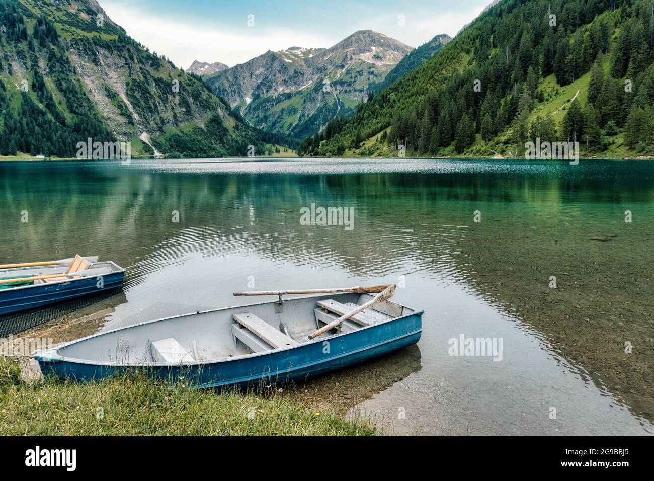 Landschaftlich schöner Bergsee in Österreich. Vintage Ruderboot auf smaragdgrünem, klarem Wasser alpinen See. Vilsalpsee, Tannheimer Tal, Bezirk Reutte, Tirol. Stockfoto