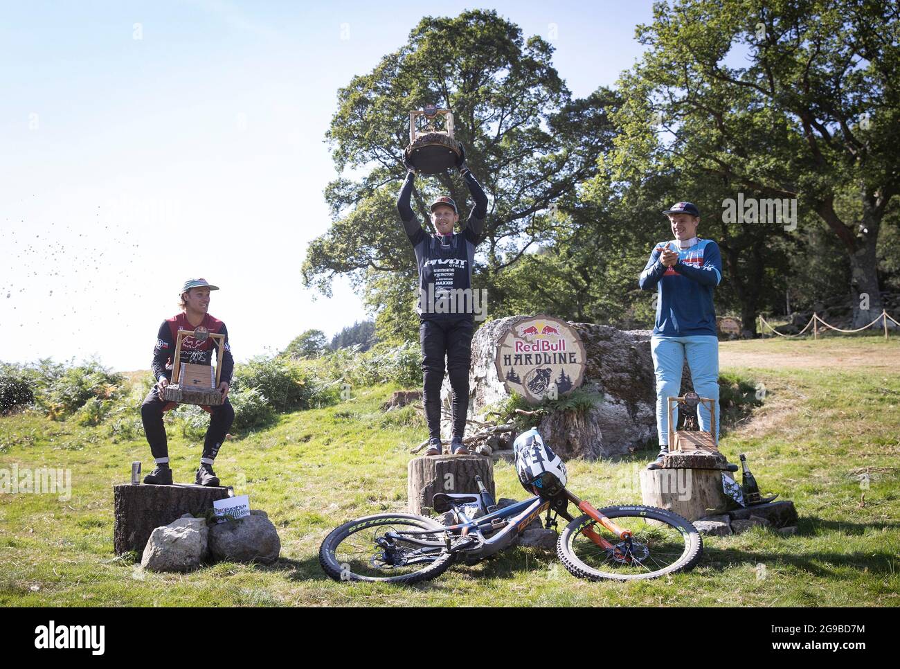 NUR REDAKTIONELLE VERWENDUNG (von links nach rechts) Laurie Greenland (2.), Bernard Kerr (1.) Kade Edwards (3.) beim Red Bull Hardline 2021 Wettbewerb in Dyfi Valley, Wales. Bilddatum: Sonntag, 25. Juli 2021. Stockfoto