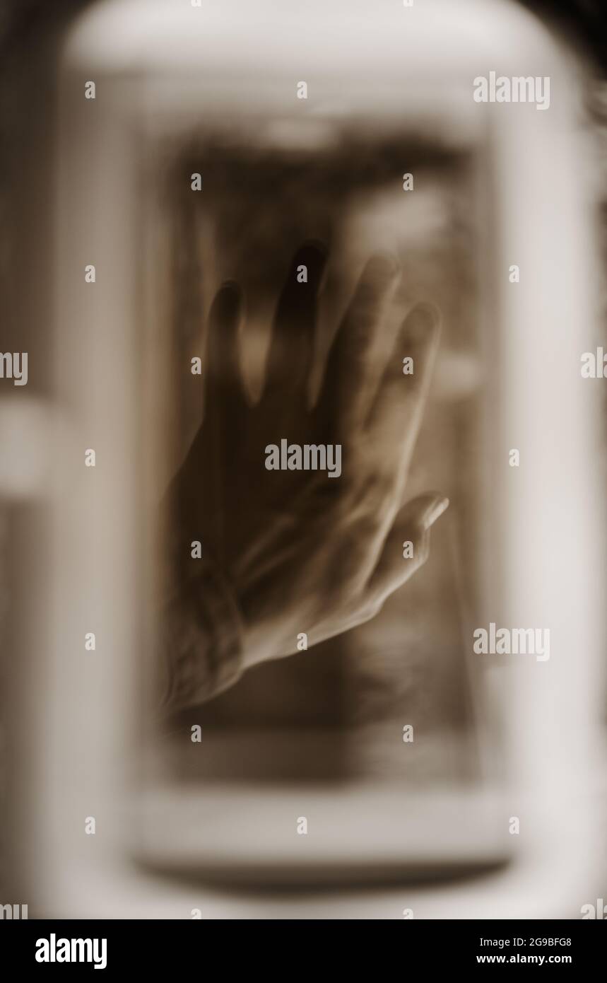 Konzeptuelles Bild der Hand in einem Glas Stockfoto
