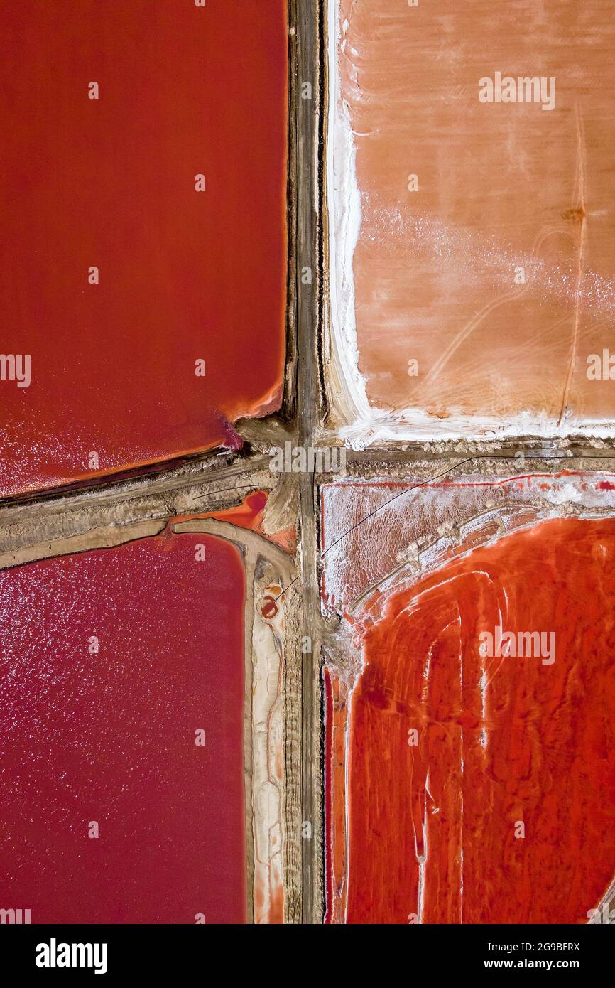 Luftaufnahme von oben nach unten von Salzpfannen an der Walvis Bay in Namibia, Südwestafrika. Stockfoto