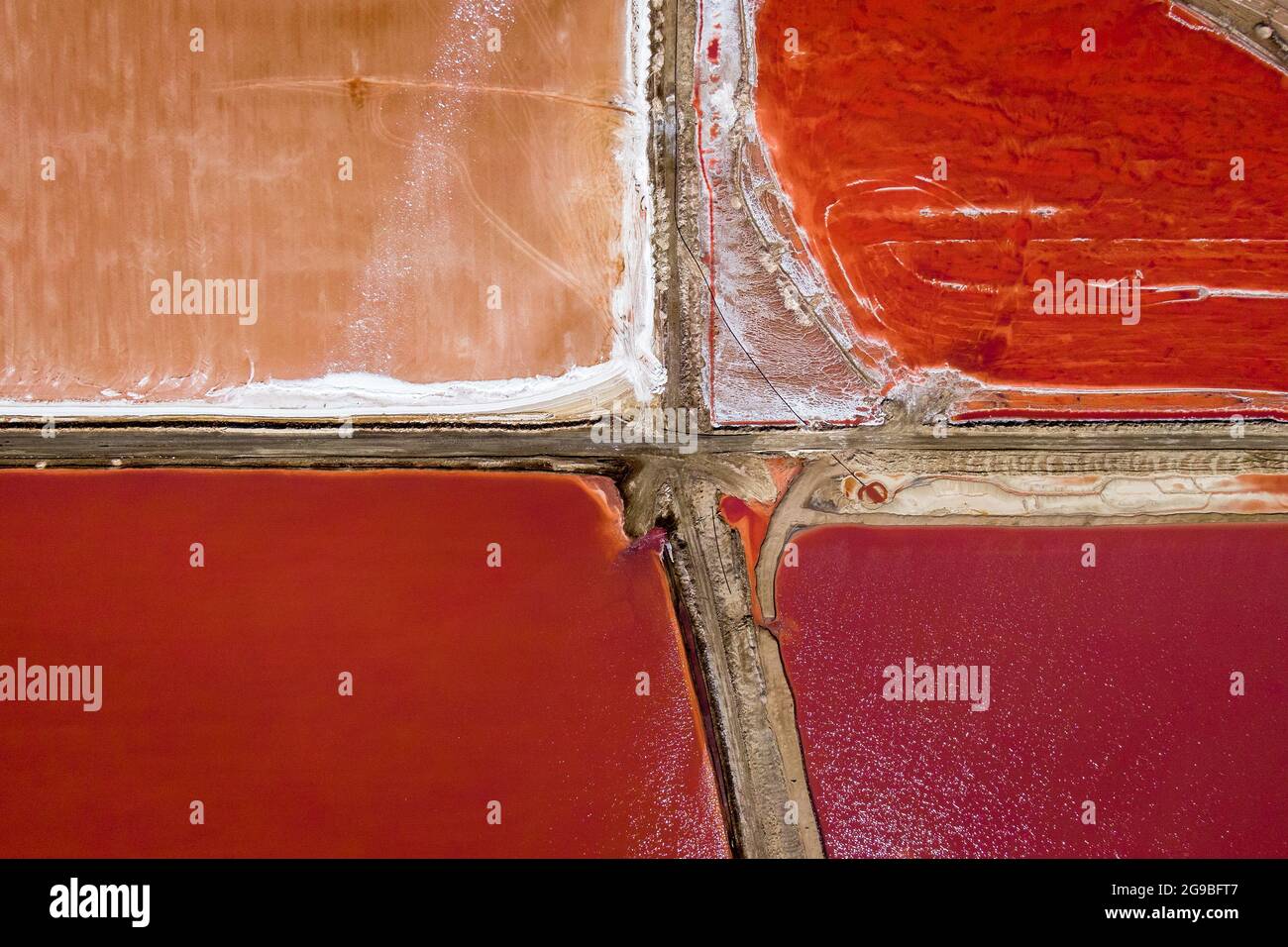 Luftaufnahme von oben nach unten von Salzpfannen an der Walvis Bay in Namibia, Südwestafrika. Stockfoto