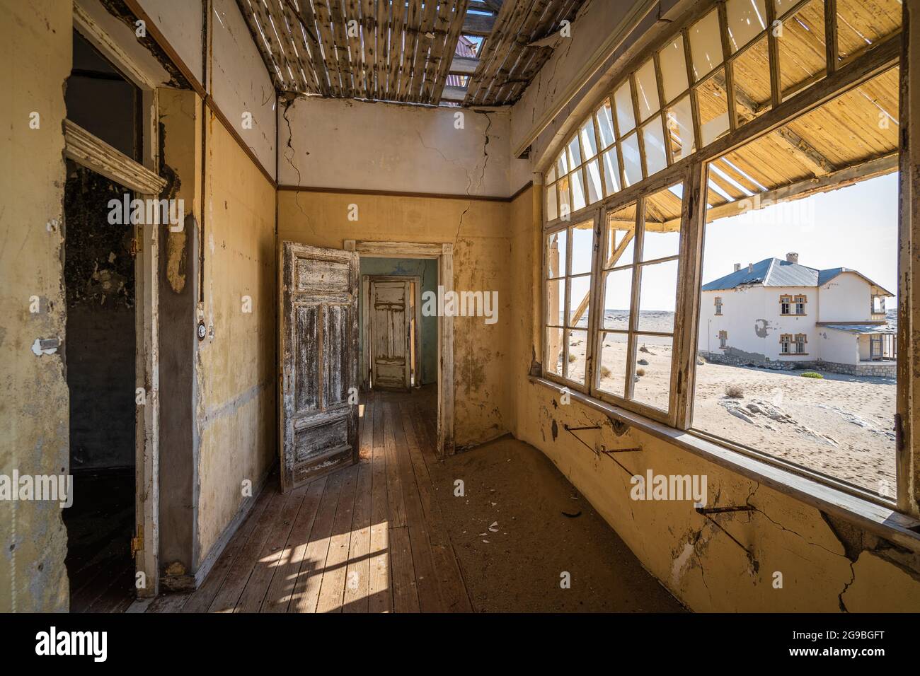 Verlassene Gebäude in der alten Diamantminenstadt Kolmanskop in der Nähe von Luderitz, Namib-Wüste, Namibia. Stockfoto