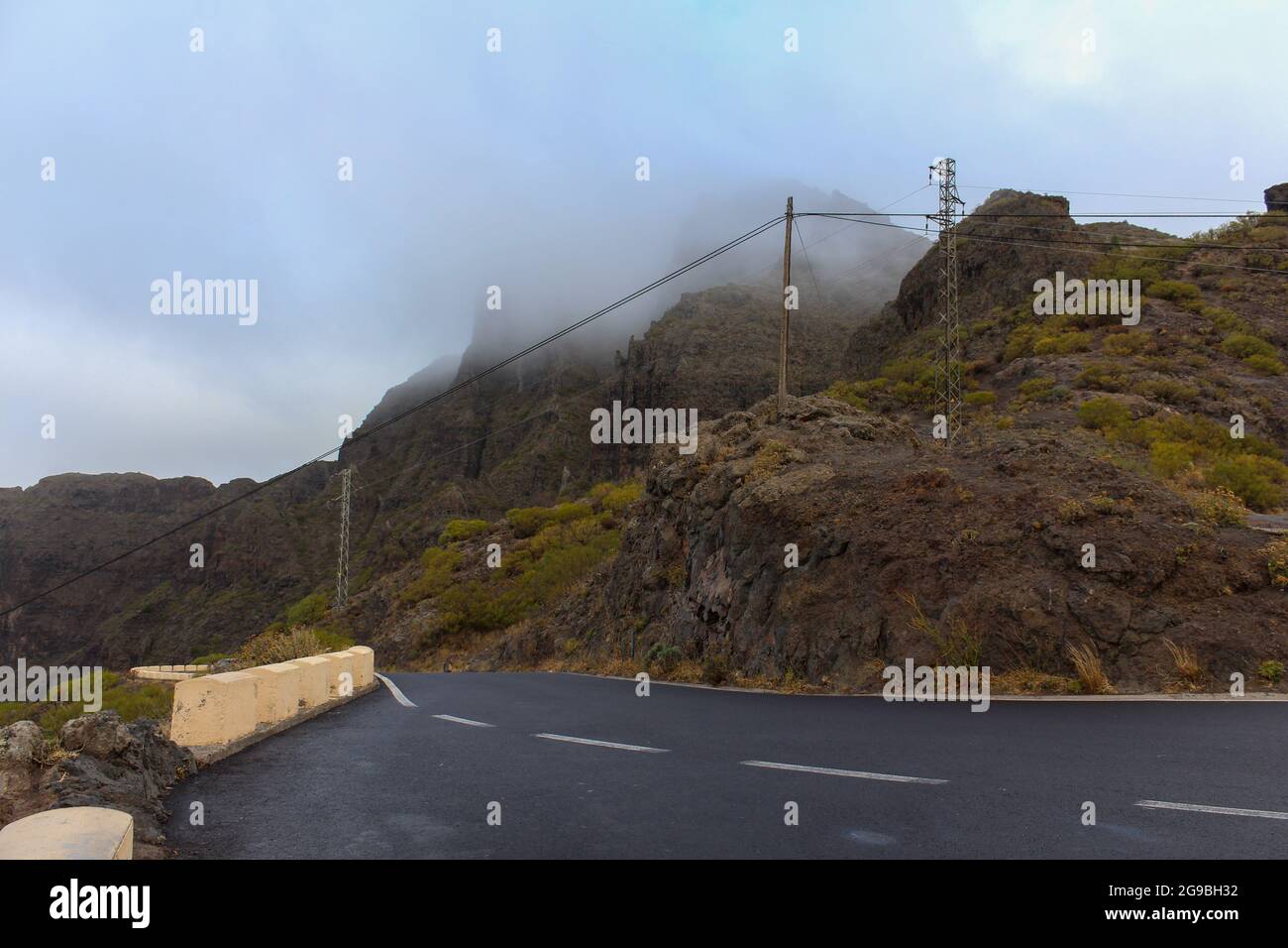 Panoramablick auf die Berge von Macizo de Teno mit kurvenreichen Straßen, die zum Dorf Masca auf Teneriffa, Kanarische Inseln, führen Stockfoto