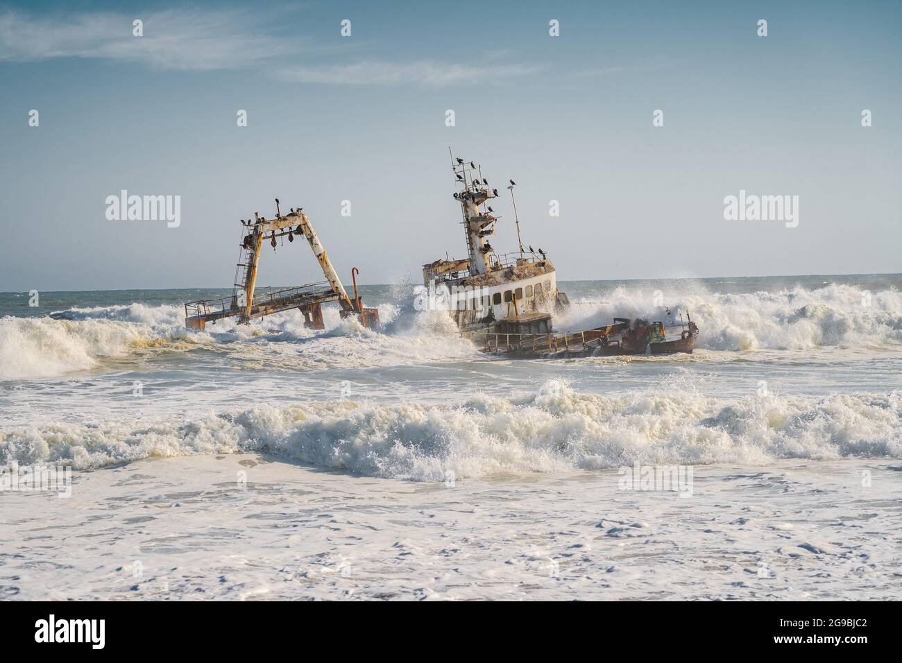 Wellen schlagen auf das Zeila Shipwreck an der Skeleton Coast in Namibia, Südwestafrika. Stockfoto