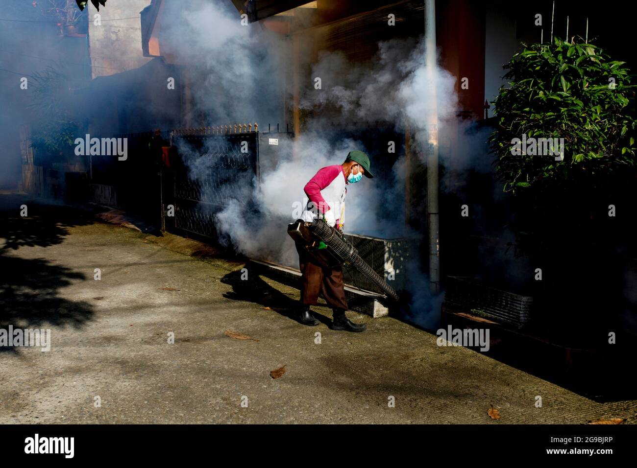 Bogor, Indonesien. Juli 2021. Ein Beamter führt am 25. Juli 2021 in einem Wohngebiet eines Dengue-hämorrhagischen Fiebers in Bogor, West-Java, Indonesien, Begasungen durch, um Moskitos zu töten. (Foto von Adriana/INA Photo Agency/Sipa USA) Quelle: SIPA USA/Alamy Live News Stockfoto