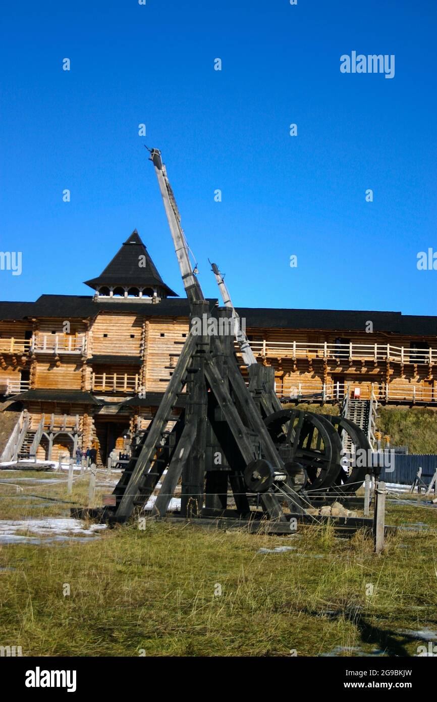 Historische Rekonstruktion der in voller Größe Katapult Layout in der historischen architektonischen Park. Alte hölzerne Skandinavischen mittelalterliche Festung Stockfoto