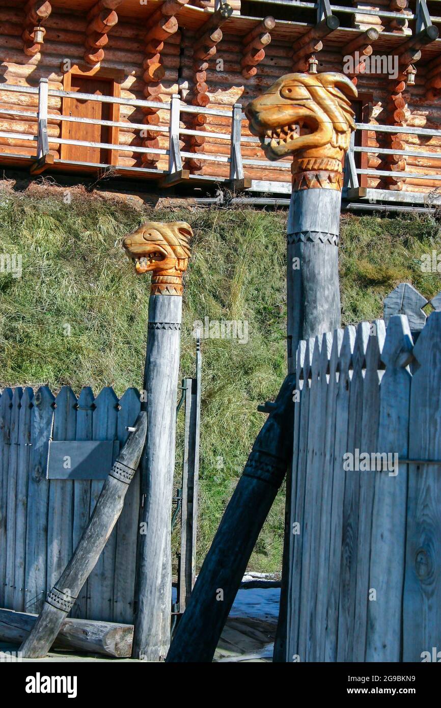 Tor in der architektonischen Historical Park. Totem gate Beiträge mit geschnitzten mythischen Skandinavischen dragon Verteidiger. Handarbeit Holzschnitzerei. Stockfoto