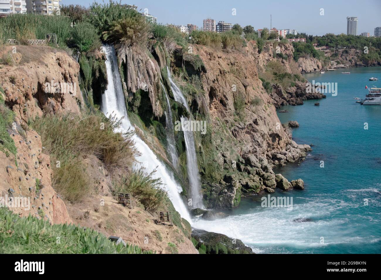 Touristische Attraktion von Antalya in der Türkei. Der Wasserfall des Unteren Duden in Antalya an einem sonnigen Sommertag. Stockfoto