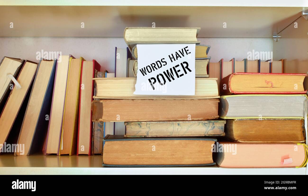 Stapel von Büchern und Slogan Worte haben Macht, Bildung Lesen, Lernen, zurück zur Schule Konzept Stockfoto