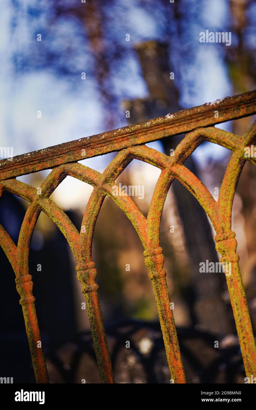 Viktorianisches Eisenwerk auf dem Friedhof Stockfoto