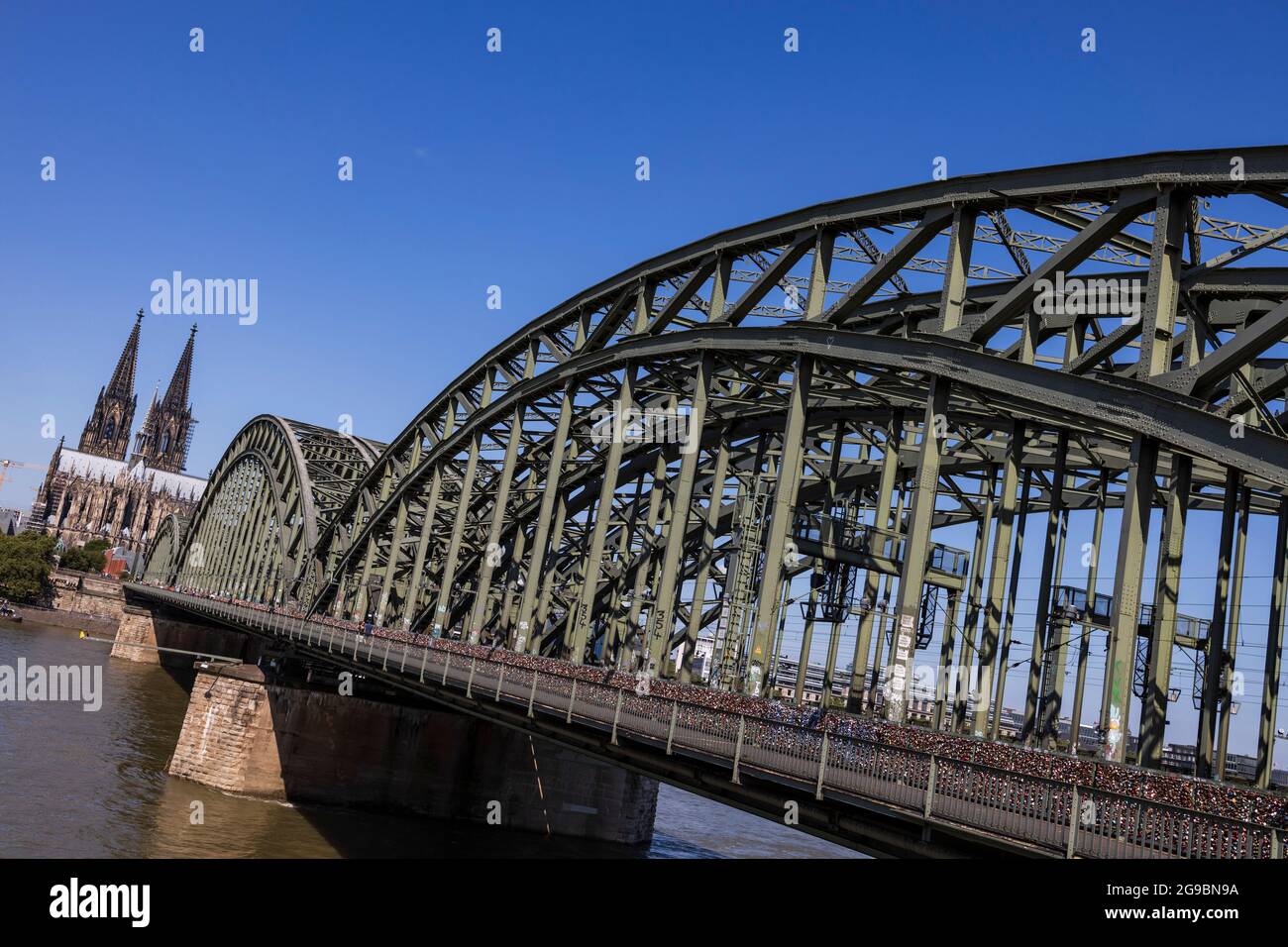 Hohenzollernbrücke, Hohenzollernbrücke über den Rhein mit Kölner Dom, Kölner Dom, Köln, Nordrhein-Westfalen, Deutschland, Europa Stockfoto