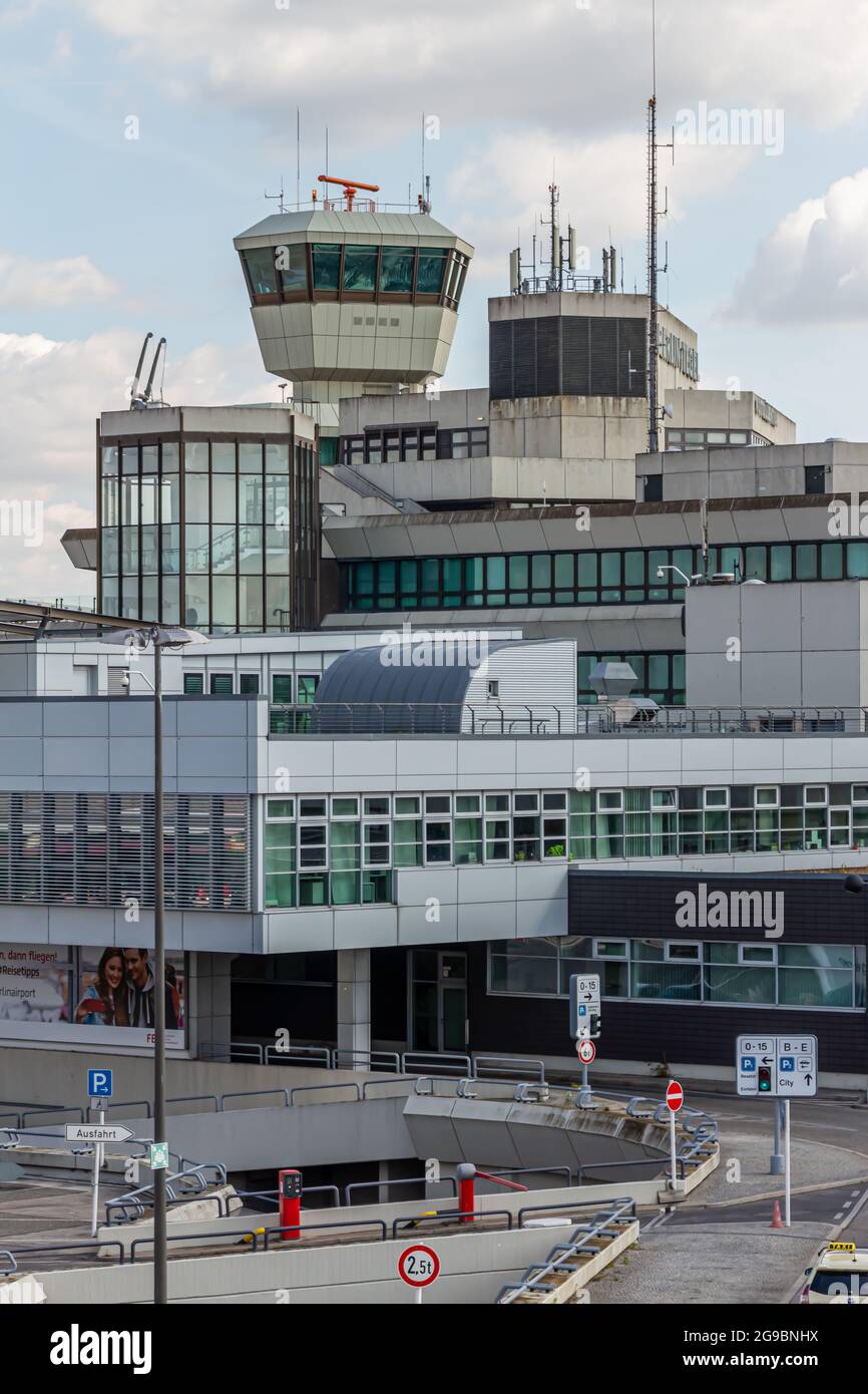 Berlin, 15. September 2018: Berlin Tegel - Flughafen Otto Lilienthal Flugsicherungsturm und Terminalgebäude, TXL, EDDT Stockfoto