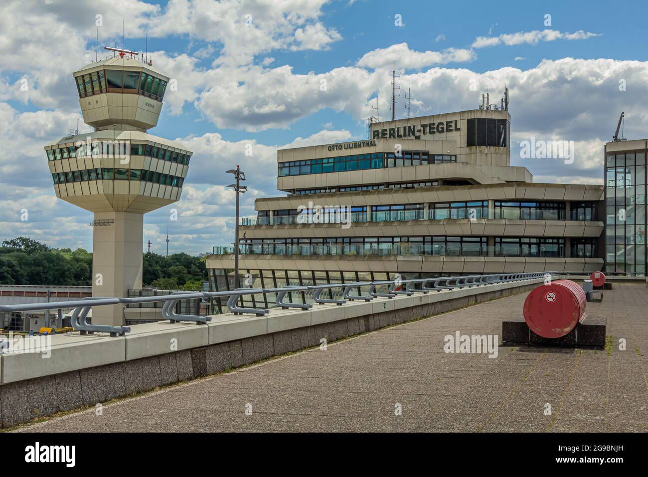 Berlin, 01. Juli 2018: Berlin Tegel - Flughafen Otto Lilienthal Flugsicherungsturm und Terminalgebäude, TXL, EDDT Stockfoto