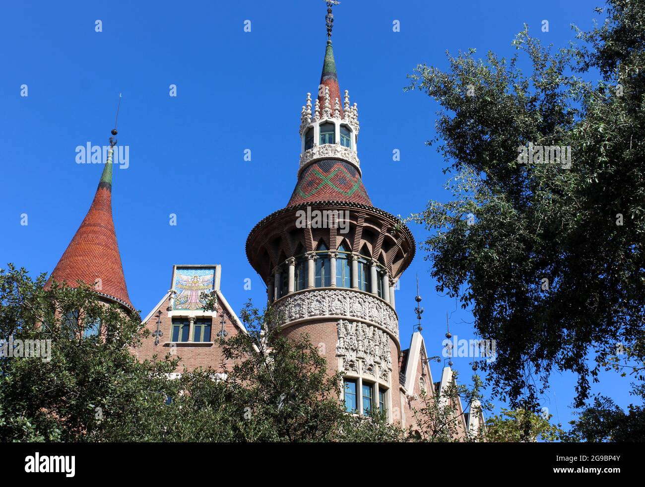 Casa Serra (Gebäude mit Türmen) im Zentrum von Barcelona, Katalonien, Spanien. Stockfoto