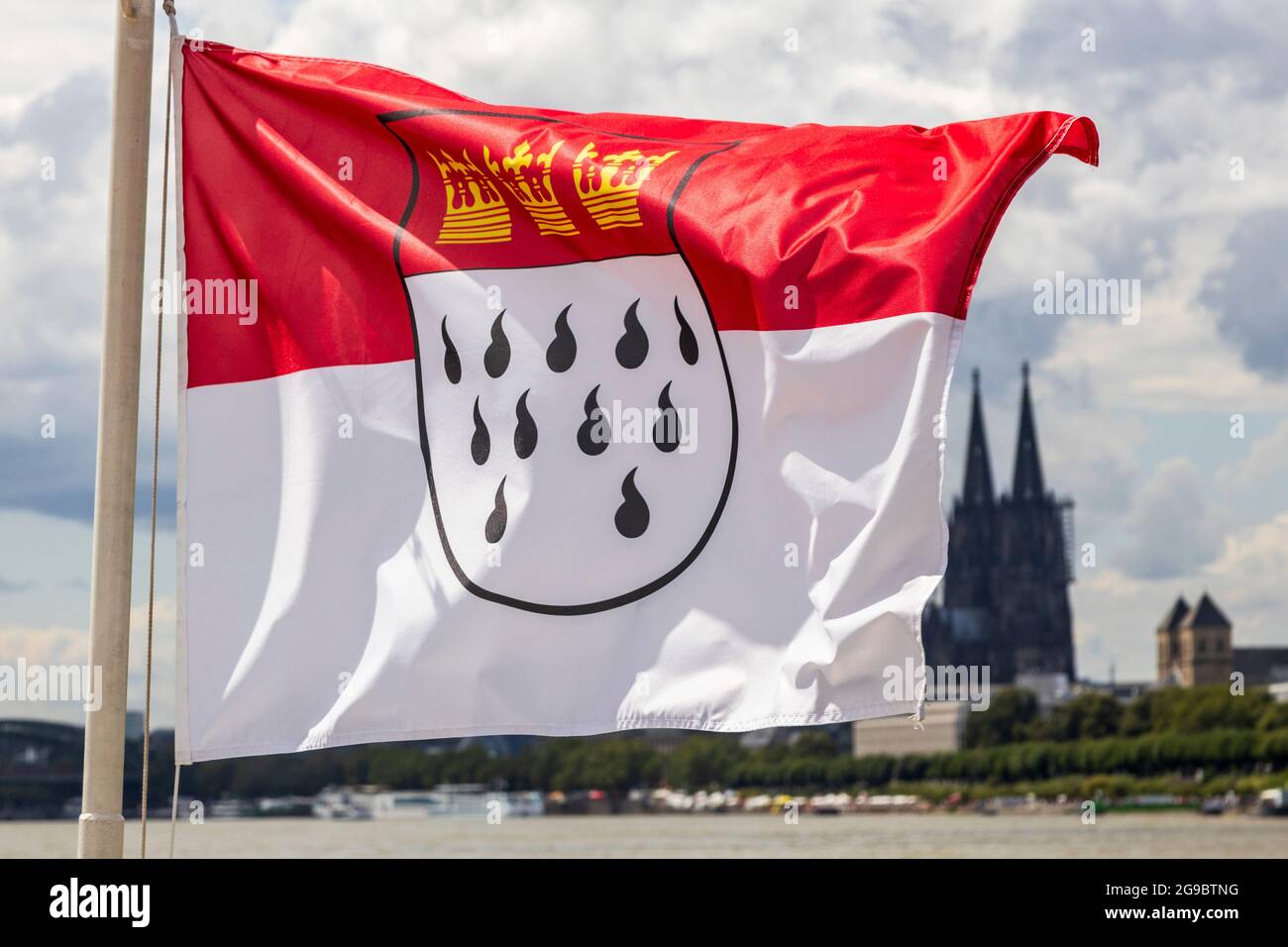 Wappen auf einer Flagge, Kölner Dom, Kölner Dom, hinten, Köln,  Nordrhein-Westfalen, Deutschland, Europa Stockfotografie - Alamy