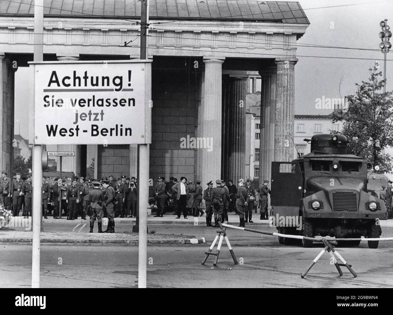 DDR-Truppen und Volkspolizei Block Brandenburger Tor, 1961 Stockfoto