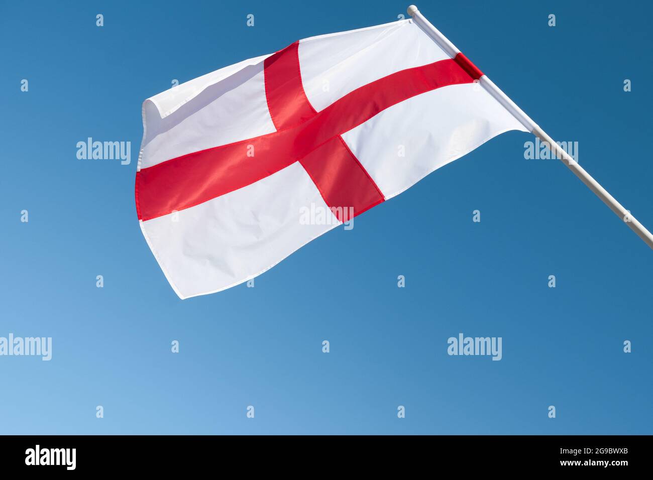 Flagge Englands auf blauem Himmel Hintergrund. Flagge Englands auf blauem Himmel Hintergrund Stockfoto