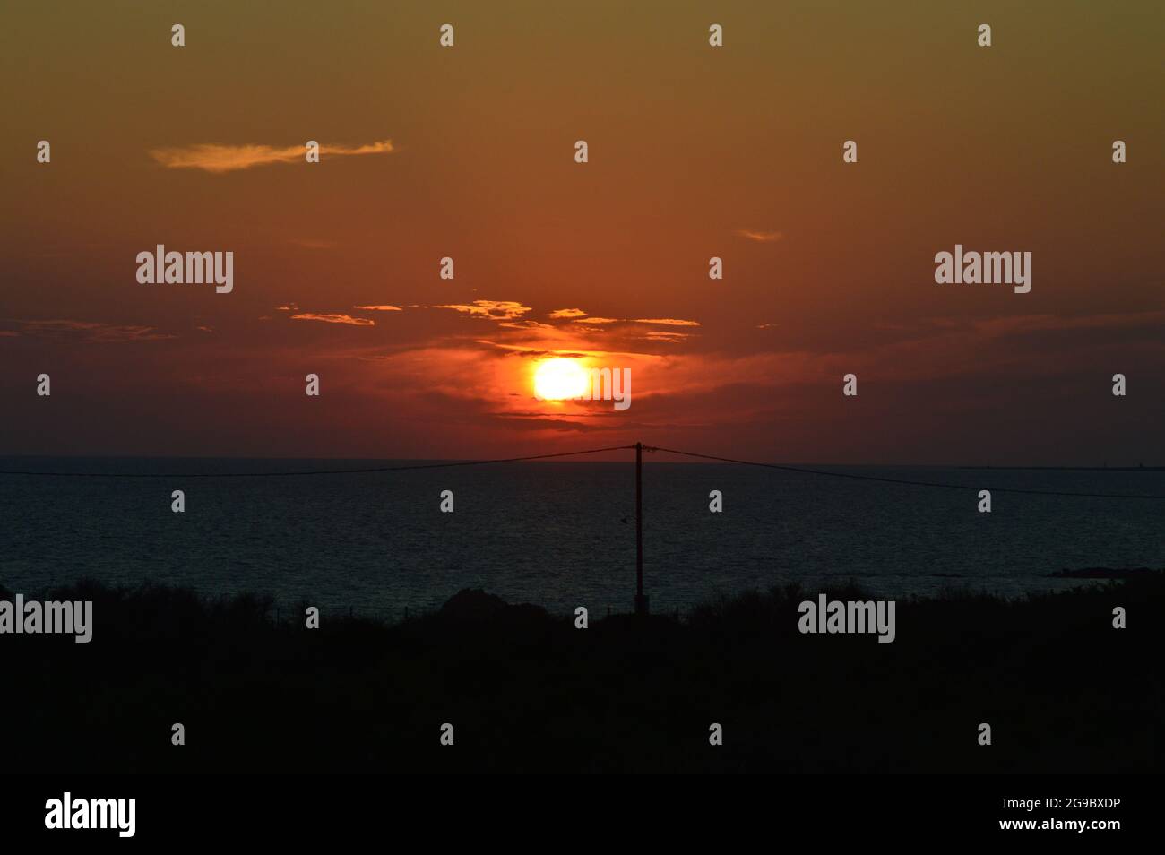 Sonnenuntergang scheint durch Silhouette Struktur in Kefaliona, Griechenland Stockfoto