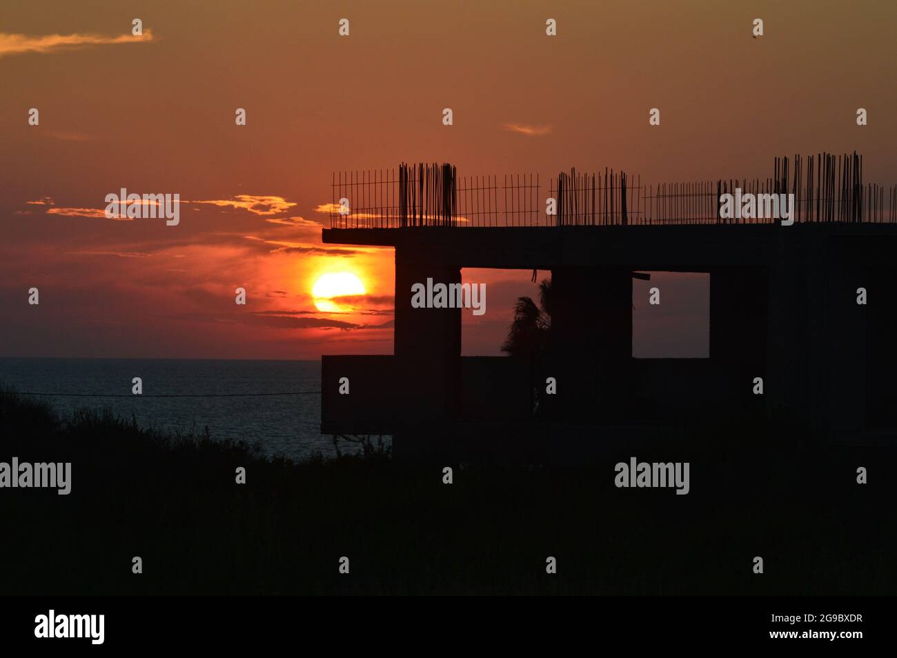 Sonnenuntergang scheint durch Silhouette Struktur in Kefaliona, Griechenland Stockfoto