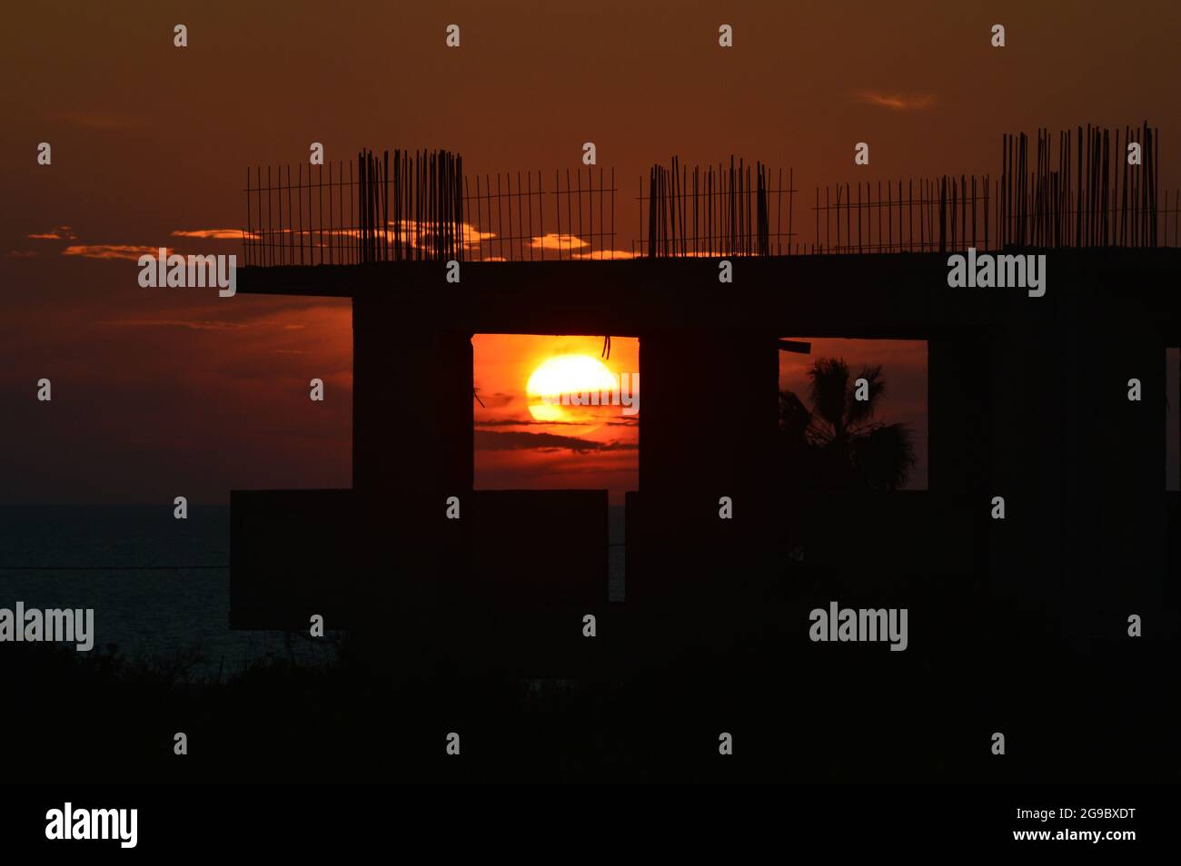 Sonnenuntergang scheint durch Silhouette Struktur in Kefaliona, Griechenland Stockfoto