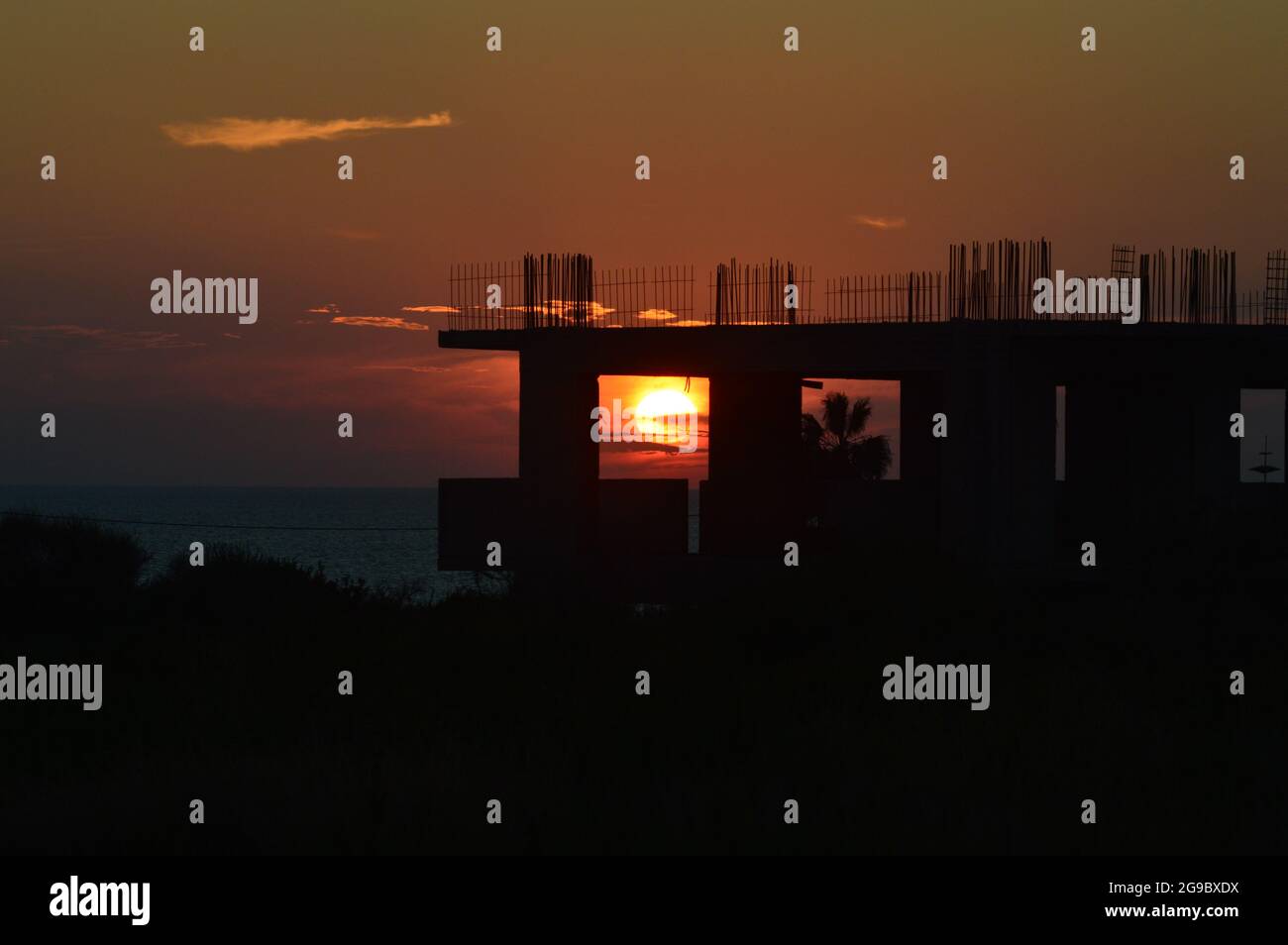 Sonnenuntergang scheint durch Silhouette Struktur in Kefaliona, Griechenland Stockfoto