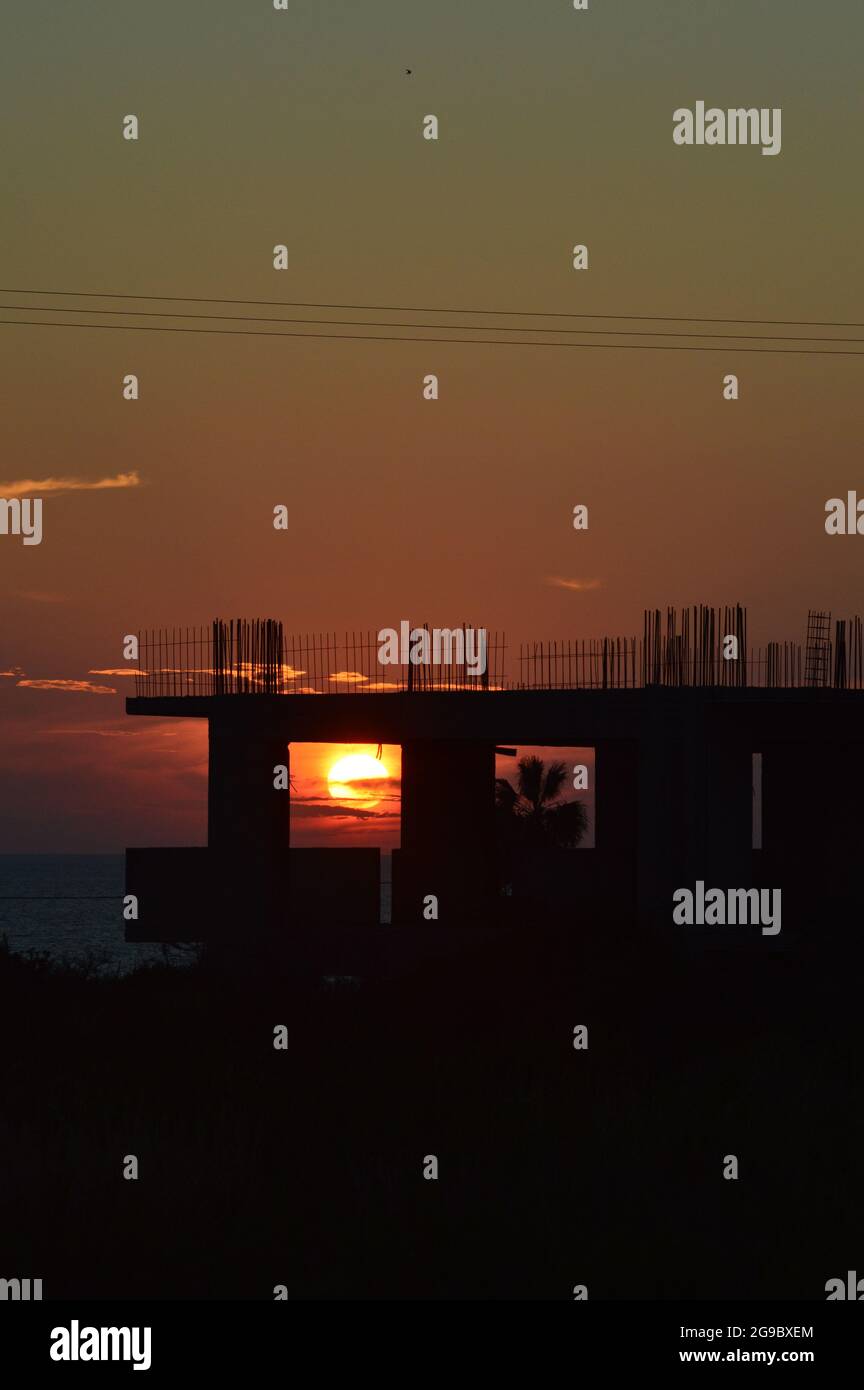 Sonnenuntergang scheint durch Silhouette Struktur in Kefaliona, Griechenland Stockfoto