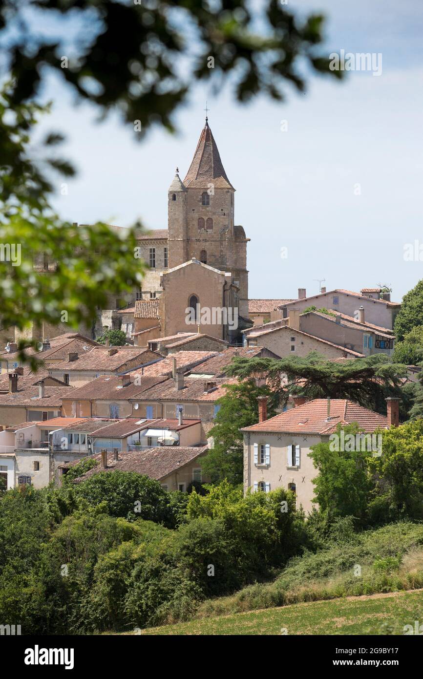 Das kleine Dorf Lavardens in der Region Gers in Südwestfrankreich. Der Turm der St.-Michael-Kirche ist aus dem 17.. Jahrhundert auf mittelalterlichen Fundamenten errichtet. Stockfoto