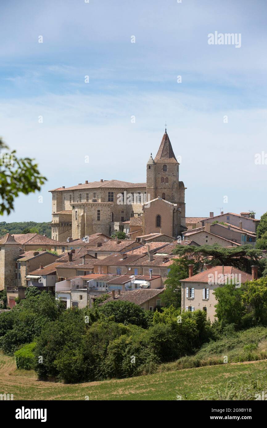 Das kleine Dorf Lavardens in der Region Gers in Südwestfrankreich. Der Turm der St.-Michael-Kirche ist aus dem 17.. Jahrhundert auf mittelalterlichen Fundamenten errichtet. Stockfoto