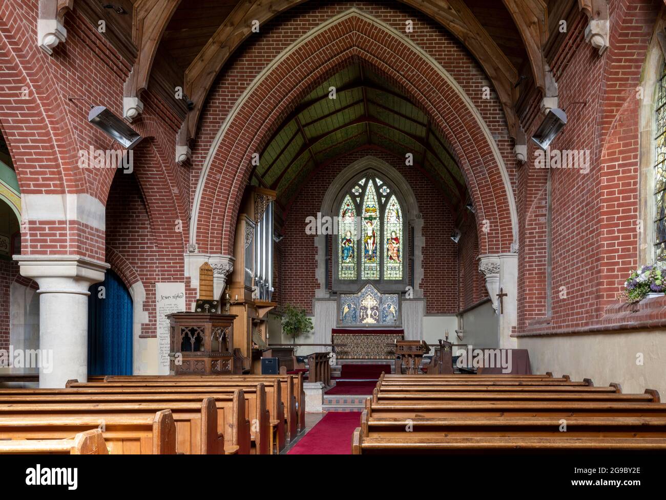 Church of St Mary the Virgin, Pfarrkirche in Preston Candover, Hampshire, England, UK - Blick auf das Innere in Richtung Altar Stockfoto