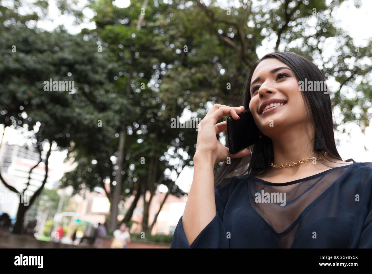 lateinische Frau mit einem Smartphone Stockfoto