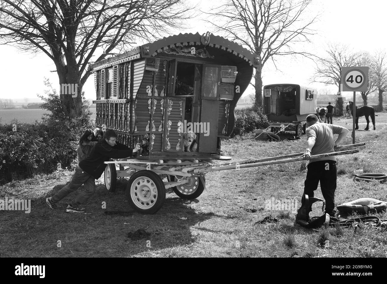 Die Familie Romany säubert den Standort, während sie sich auf den Umzug in Sutton Maddock in Shropshire, England, Großbritannien, vorbereiten. Percy Bennett und Familie Stockfoto