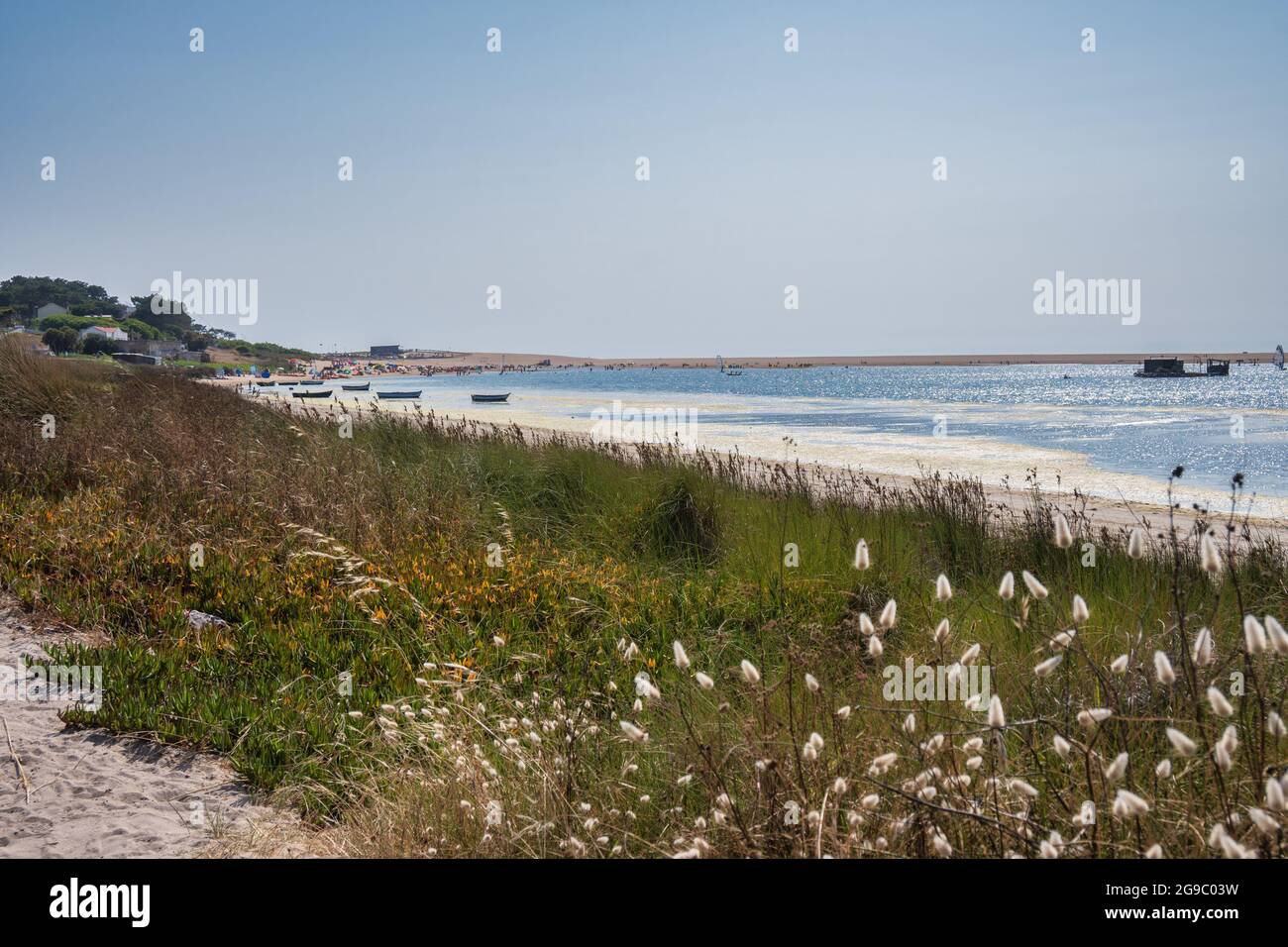 Sesimbra, Portugal. 20. Juli 2021. Blick auf den Strand Lagoa de Albufeira in Sesimbra Portugal Stockfoto