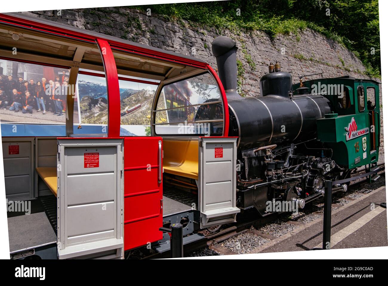 Zug von Rothorn nach Brienz am Bahnhof - die Brienz-Rothorn Bahn ist eine Zahnradbahn mit herrlichem Bergblick in der Schweiz Stockfoto