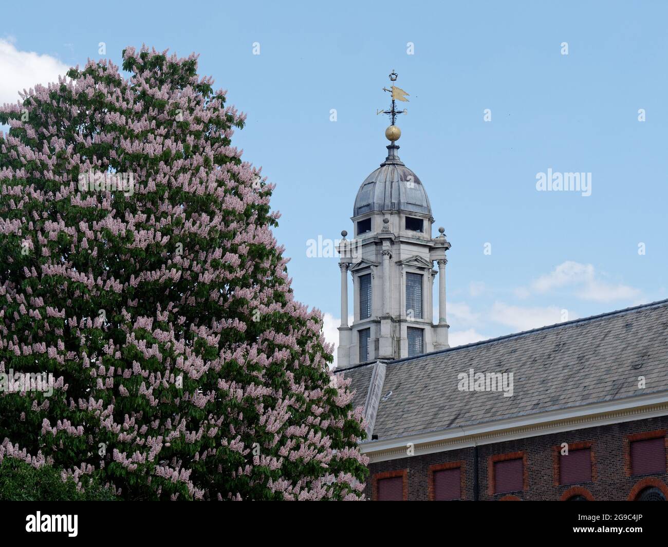 London, Greater London, England, Juni 12 2021: Turm und Dach des Royal Hospital Chelsea mit Wettervane auf der Oberseite. Royal Hospital Road in Chelsea. Stockfoto