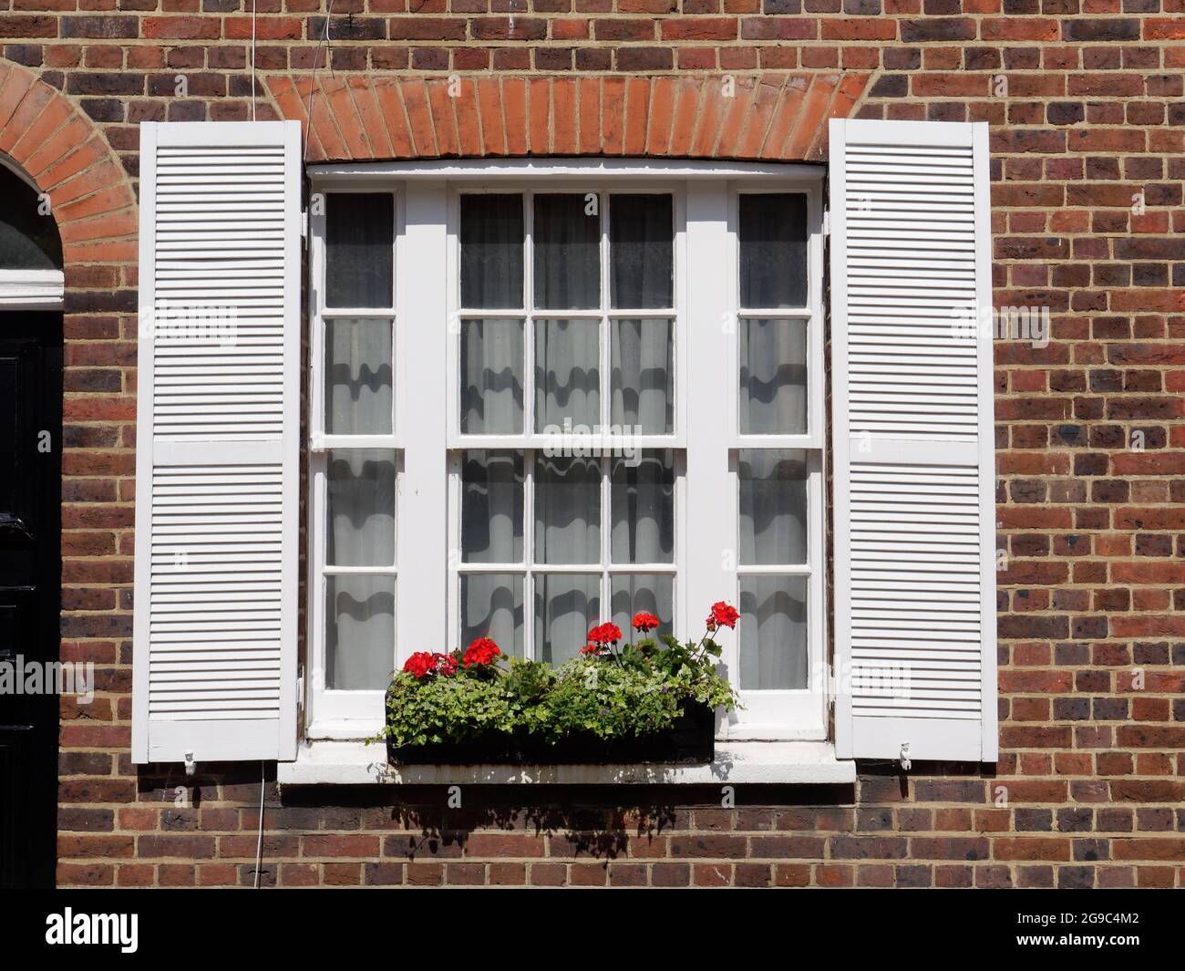 London, Greater London, England, Juni 12 2021: Fensterkasten voller Pflanzen und Blumen außerhalb eines Ziegelwohngrundstücks. Stockfoto