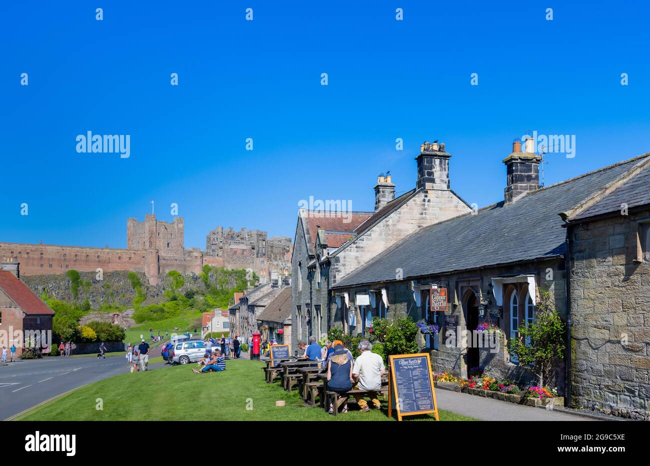 Speisen im Freien in den Copper Kettle Teestuben im Dorf Bamburgh in Northumberland und im Schloss Bamburgh an der Nordostküste Englands Stockfoto