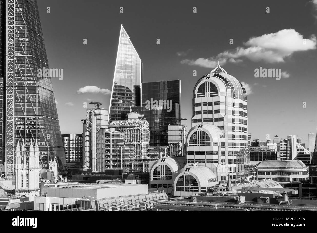 Blick auf Bürogebäude und Wolkenkratzer mit moderner Architektur im Finanz- und Versicherungsviertel der City of London, der EC3 und EC4 von London Stockfoto