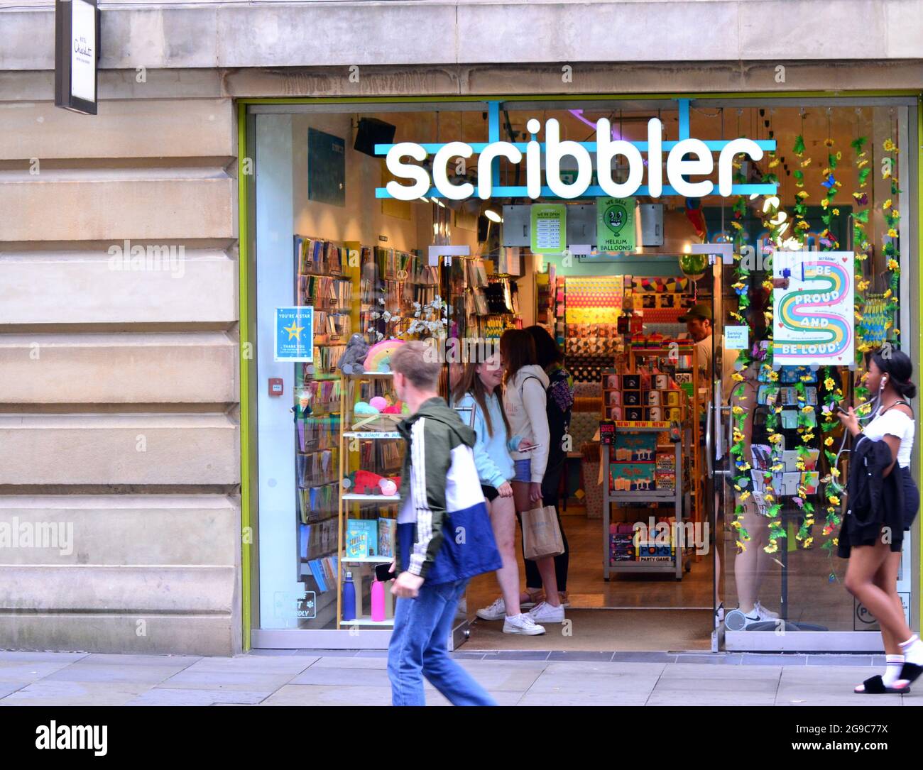 Die Menschen Gehen An Einem Einzelhandelsgeschaft Namens Scribbler Vorbei Einem Einer Britischen Kette Von Grusskarten Einzelhandelsgeschaften Stockfotografie Alamy