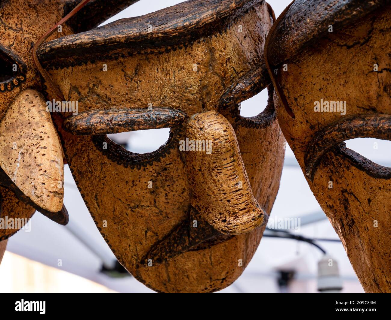 Nahaufnahme der traditionellen Korkmasken aus dem traditionellen Karneval Sardiniens Stockfoto