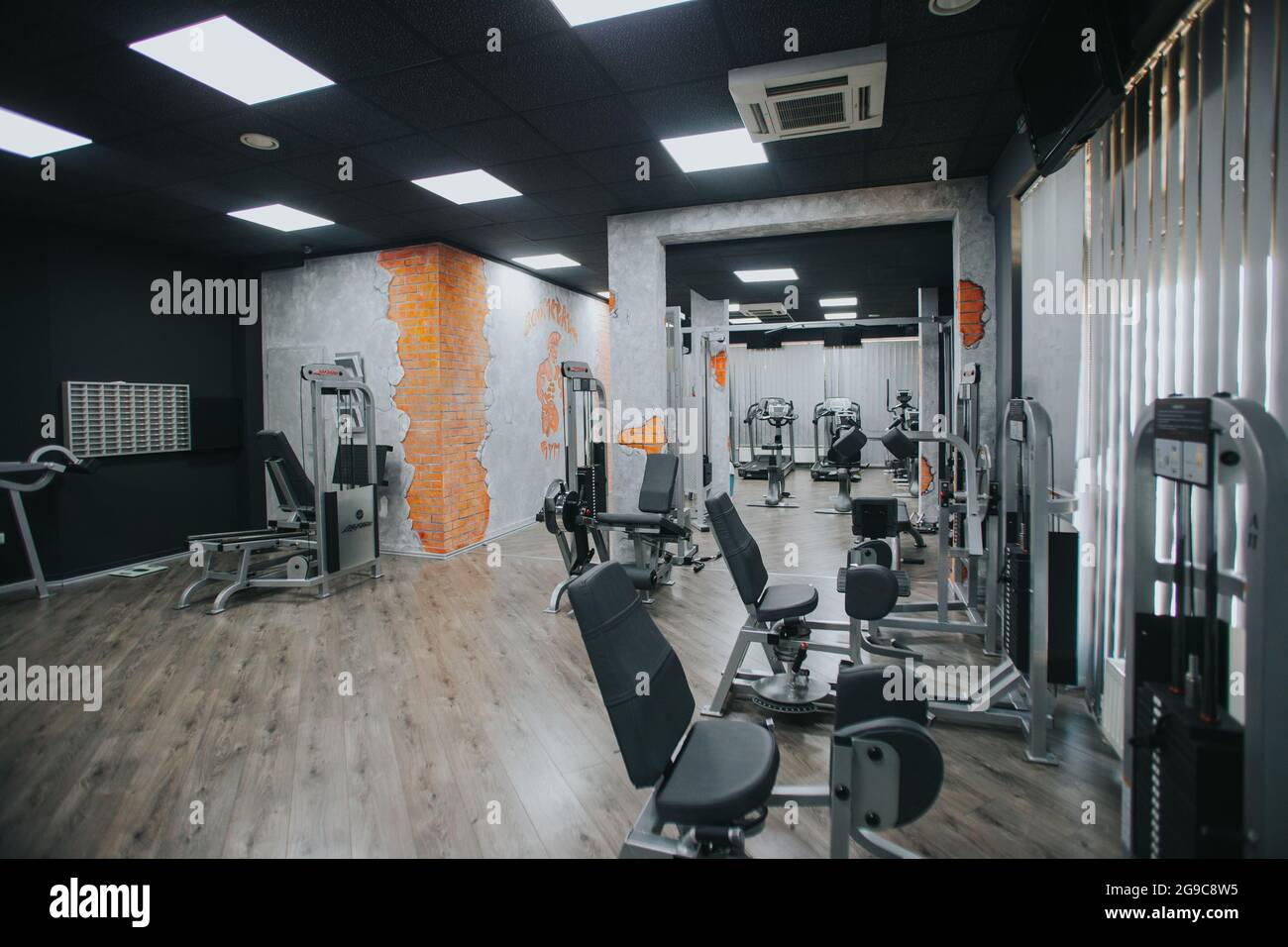 BRCKO, BOSNIEN UND HERZEGOWINA - 13. Feb 2020: Ein komplett eingerichtetes, leeres Fitnessstudio mit modernen Geräten Stockfoto