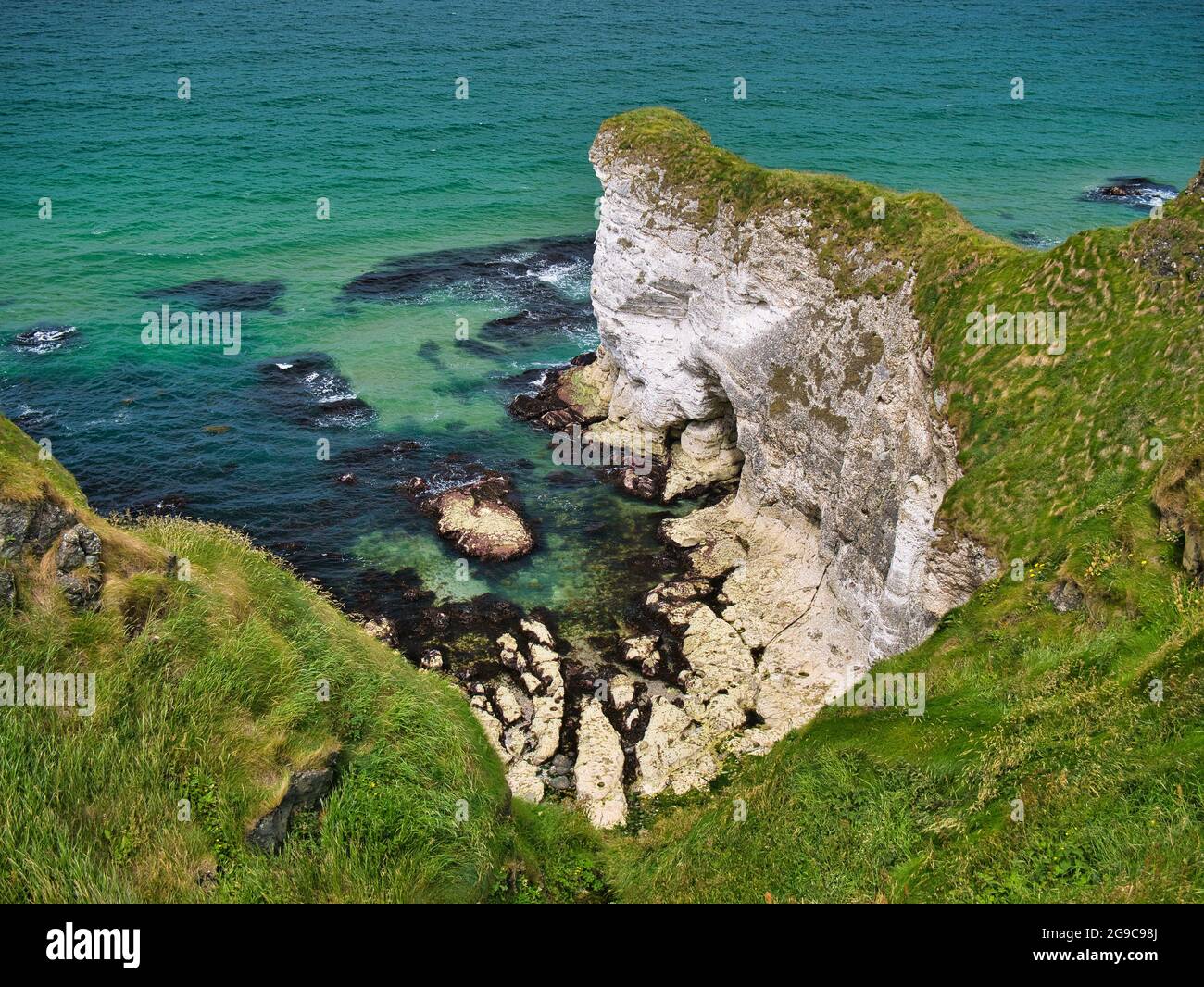 Küstenklippen, die freiliegende Schichten in der Nähe von Portrush auf dem Antrim Causeway Coast Path zeigen Stockfoto