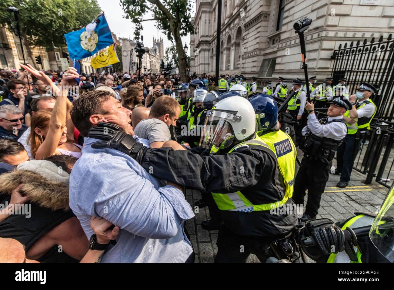 London, Großbritannien. Juli 2021. Polizeibeamte halten Demonstranten während der Demonstration zurück. Demonstranten versammeln sich im Zentrum von London, um ihre Bestürzung gegen Zwangsbeschränkungen, Impfpass und obligatorische Tests zu zeigen. (Foto von Ryan Jenkinson/SOPA Images/Sipa USA) Quelle: SIPA USA/Alamy Live News Stockfoto