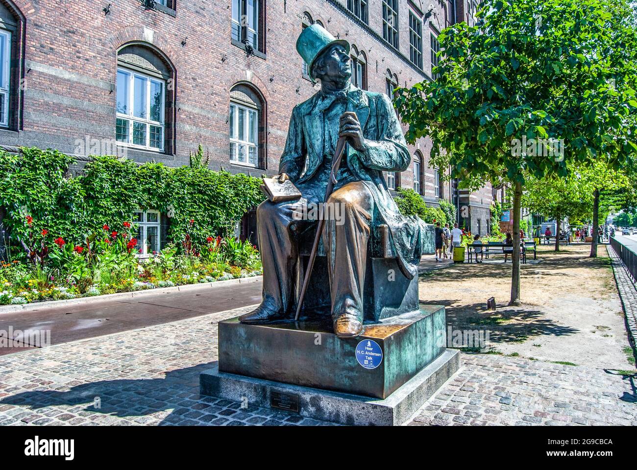 Bronzestatue des dänischen Schriftstellers Hans Christian Andersen auf dem Kopenhagener Rathausplatz mit Blick auf den H.C. Andersens Boulevard und den Tivoli-Gärten. Stockfoto